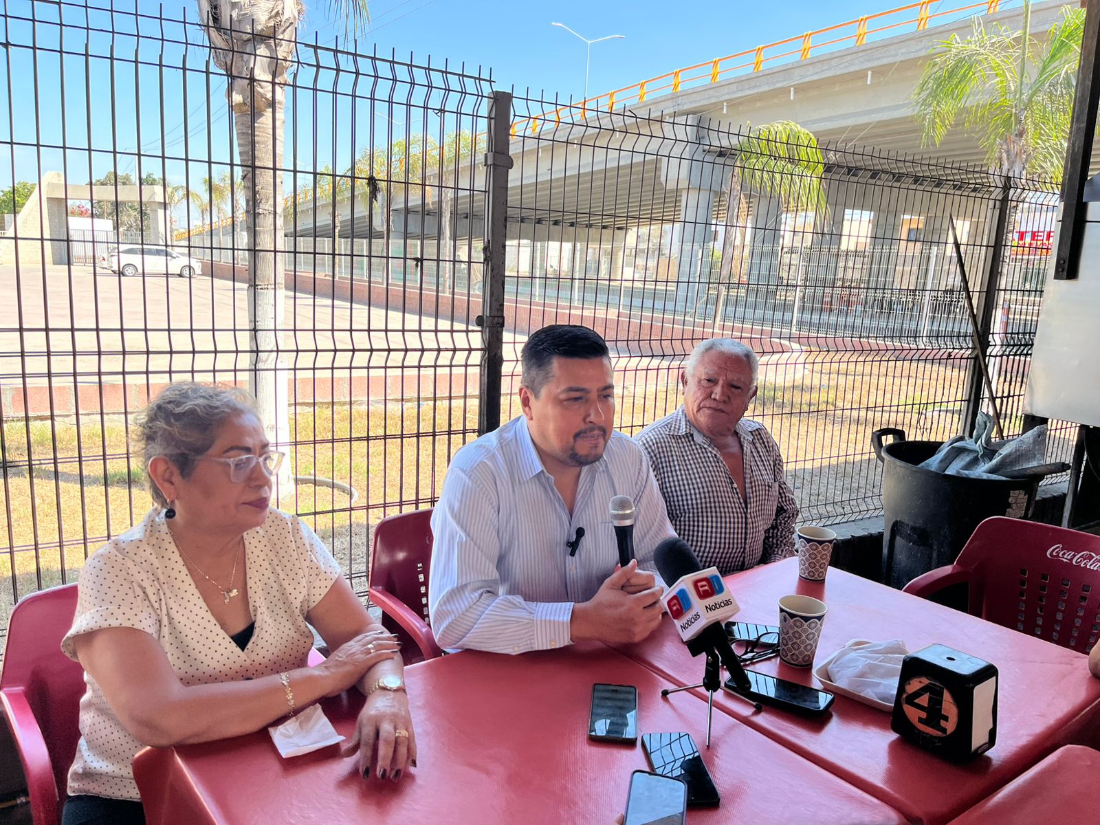 A más de un año de iniciada la obra y de un mes de su inauguración oficial por parte del Gobernador Rubén Rocha y la alcaldesa Estrella Palacios, el Puente Superior de la Avenida Colosio y Juan Pablo Segundo, sigue inconclusa, generando caos vehicular y riesgos para los automovilistas, criticó el dirigente municipal del Partido Acción Nacional Evaristo Corrales Macías.