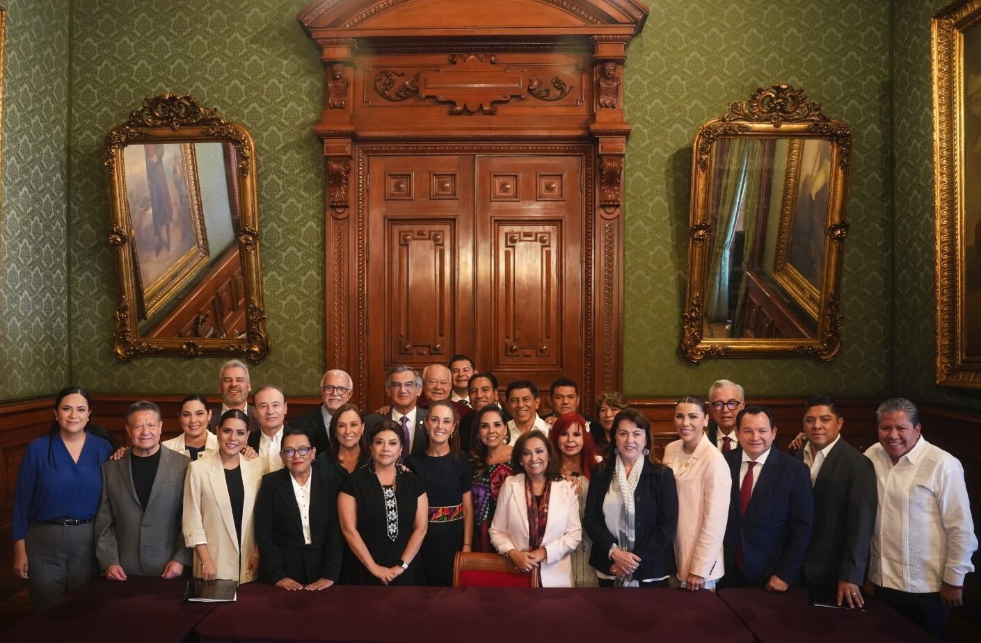 Atendiendo la convocatoria que hizo la presidenta de la República, Claudia Sheinbaum Pardo, el gobernador Rubén Rocha Moya asistió a la reunión de trabajo que tuvo lugar en Palacio Nacional, para revisar los avances del Programa IMSS Bienestar.