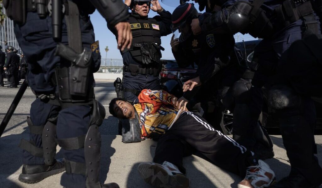 El NYT revela que ICE dejará de hacer detención indiscriminada de inmigrantes, luego de que el presidente reconociera afectaciones económicas
