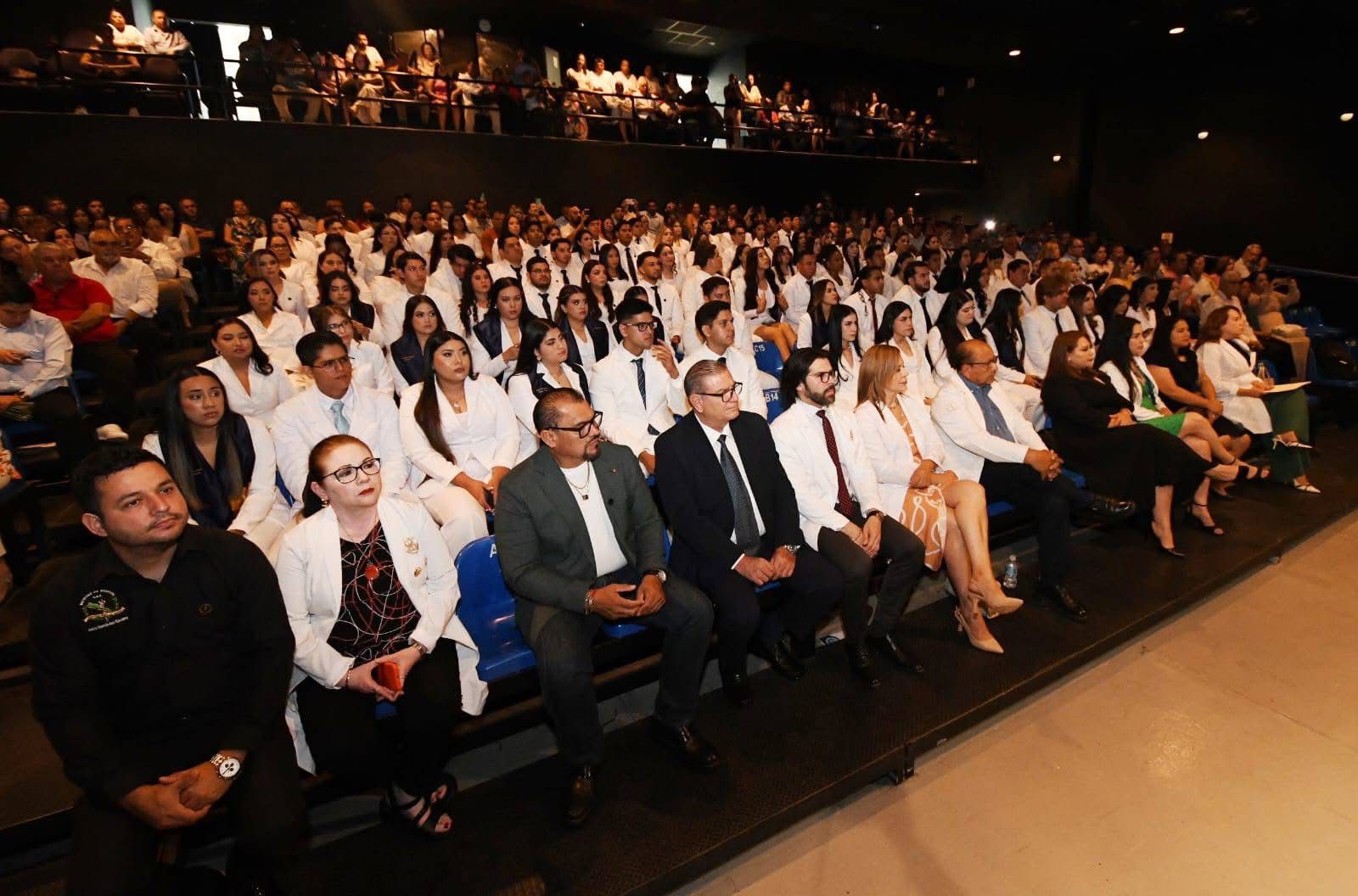 El propósito de formar profesionales de calidad por parte de la Facultad de Medicina, Extensión Mazatlán de la Universidad Autónoma de Sinaloa (UAS), se cumplió con la Ceremonia de Graduación de la generación 2020-2025 de la Licenciatura en Medicina General.