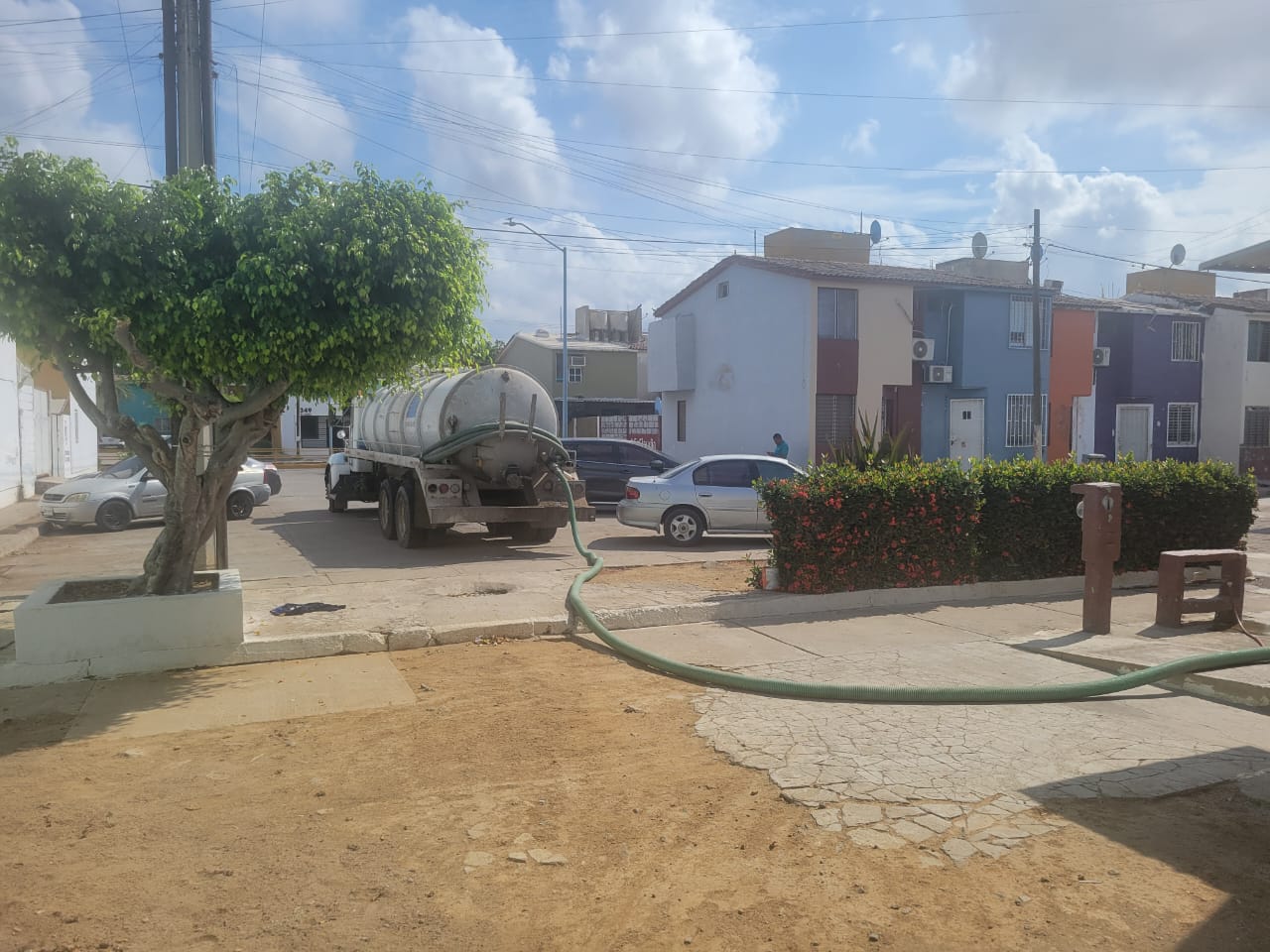 De los 1,696 trabajos efectuados, bajo la coordinación de la Gerencia de Operaciones de JUMAPAM, mediante sus cuatro distritos en la zona urbana, 832 corresponden a acciones para mejorar el desempeño de la red de distribución de agua potable, ya que la prioridad es el abastecimiento de toda la población mazatleca y evitar el desperdicio del vital líquido.