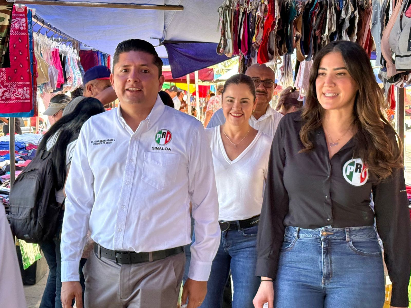 - Merecido homenaje a los locutores emblemáticos. ¡Chido, Adriana Ochoa del Toro!.
- Mientras el PAN y MC duermen en la hamaca; los de enfrente andan con motor encendido.