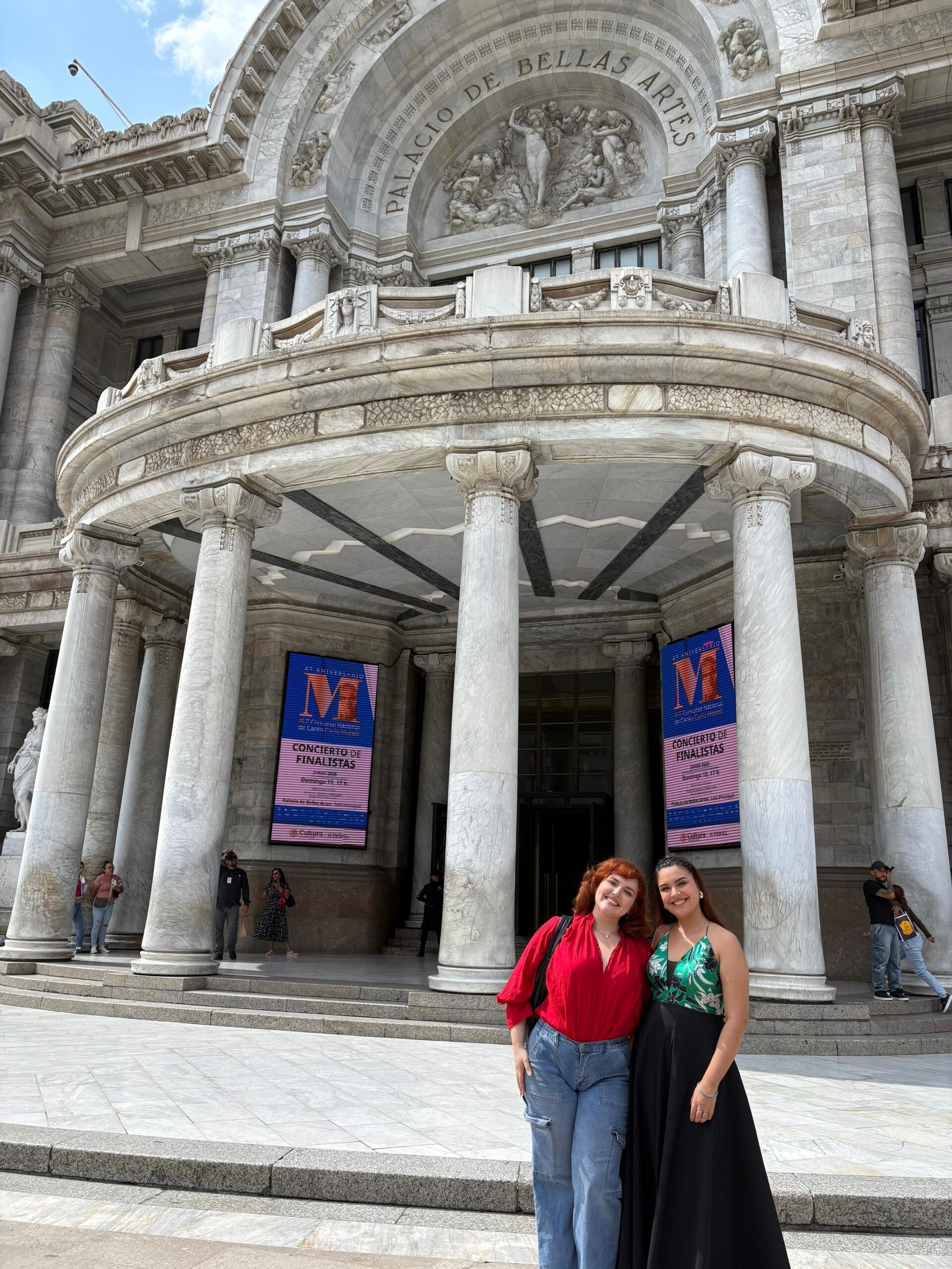 La soprano Vanessa Gama y la mezzosoprano Rosa María Ferreiro, estudiantes de la Licenciatura en Canto de la Escuela de Música y Canto de CULTURA, y alumnas del maestro Enrique Patrón De Rueda, lograron colocarse en la gran final del Concurso Nacional de Canto Carlo Morelli, uno de los certámenes líricos más exigentes y prestigiosos de México.