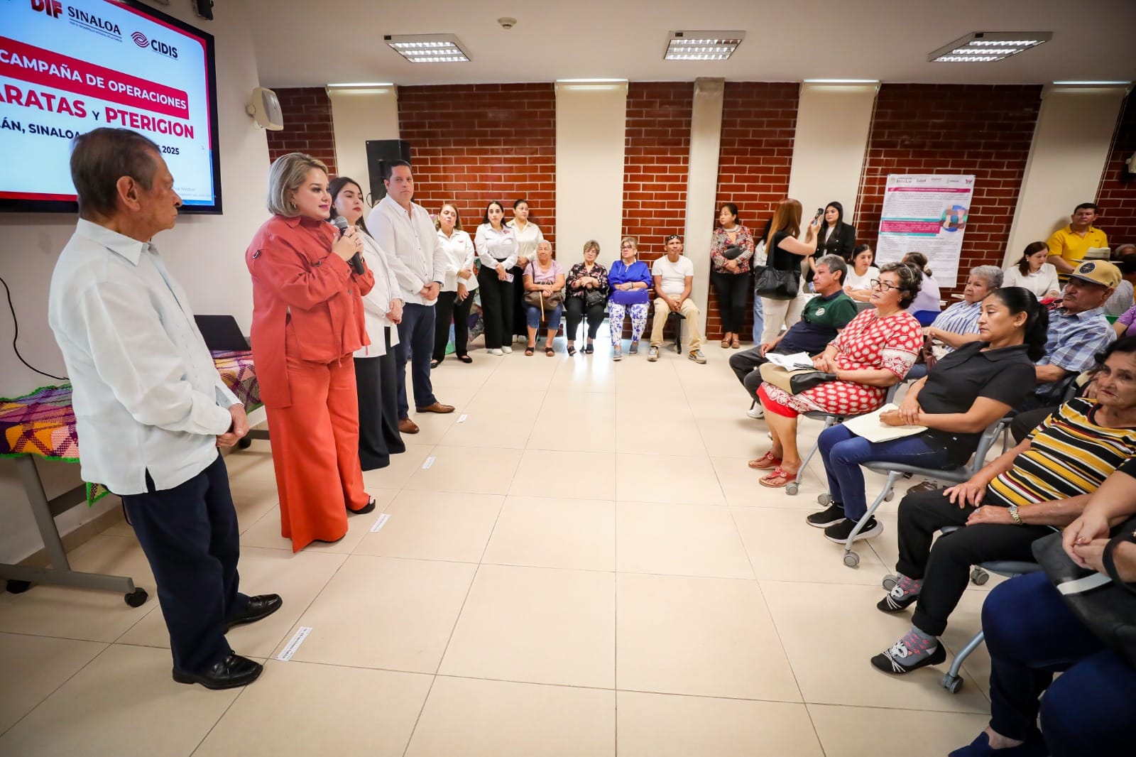 La Dra. Eneyda Rocha Ruiz da inicio a la campaña de operación de cataratas y pterigión
