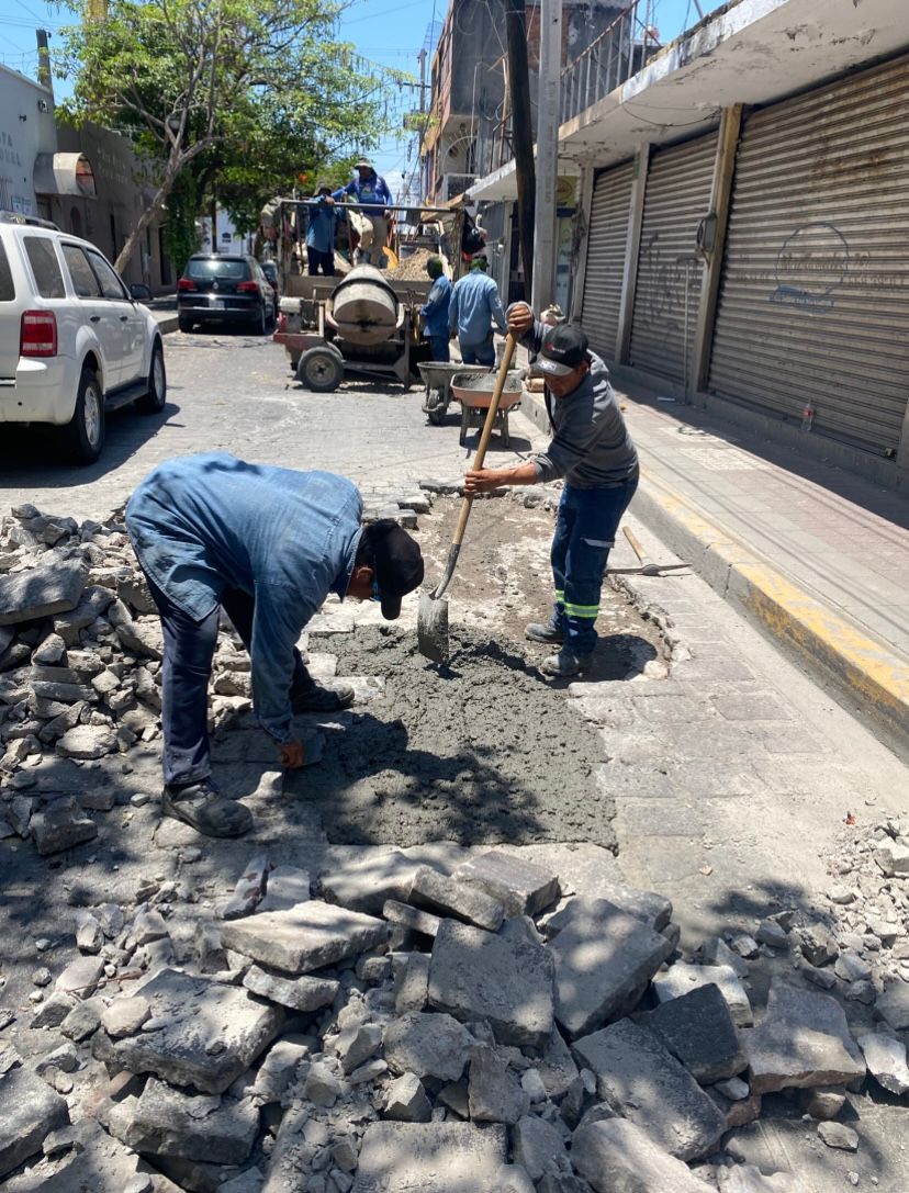 Se lleva a cabo la reparación en el tramo de la avenida Miguel Alemán hasta la calle Ángel Flores; Tránsito Municipal llama a tomar vías alternas