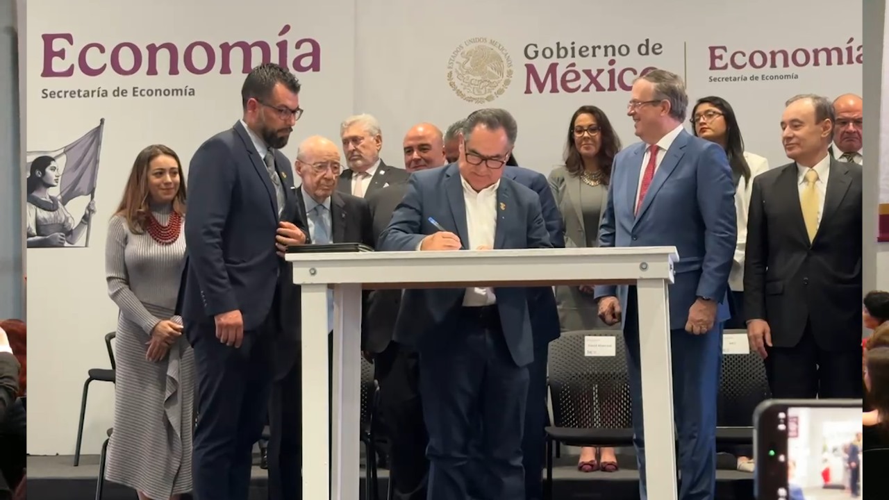 La Universidad Autónoma de Sinaloa a través del Rector Jesús Madueña Molina, firmó el Convenio de Colaboración del "Comité Educativo de Minería México 2025"