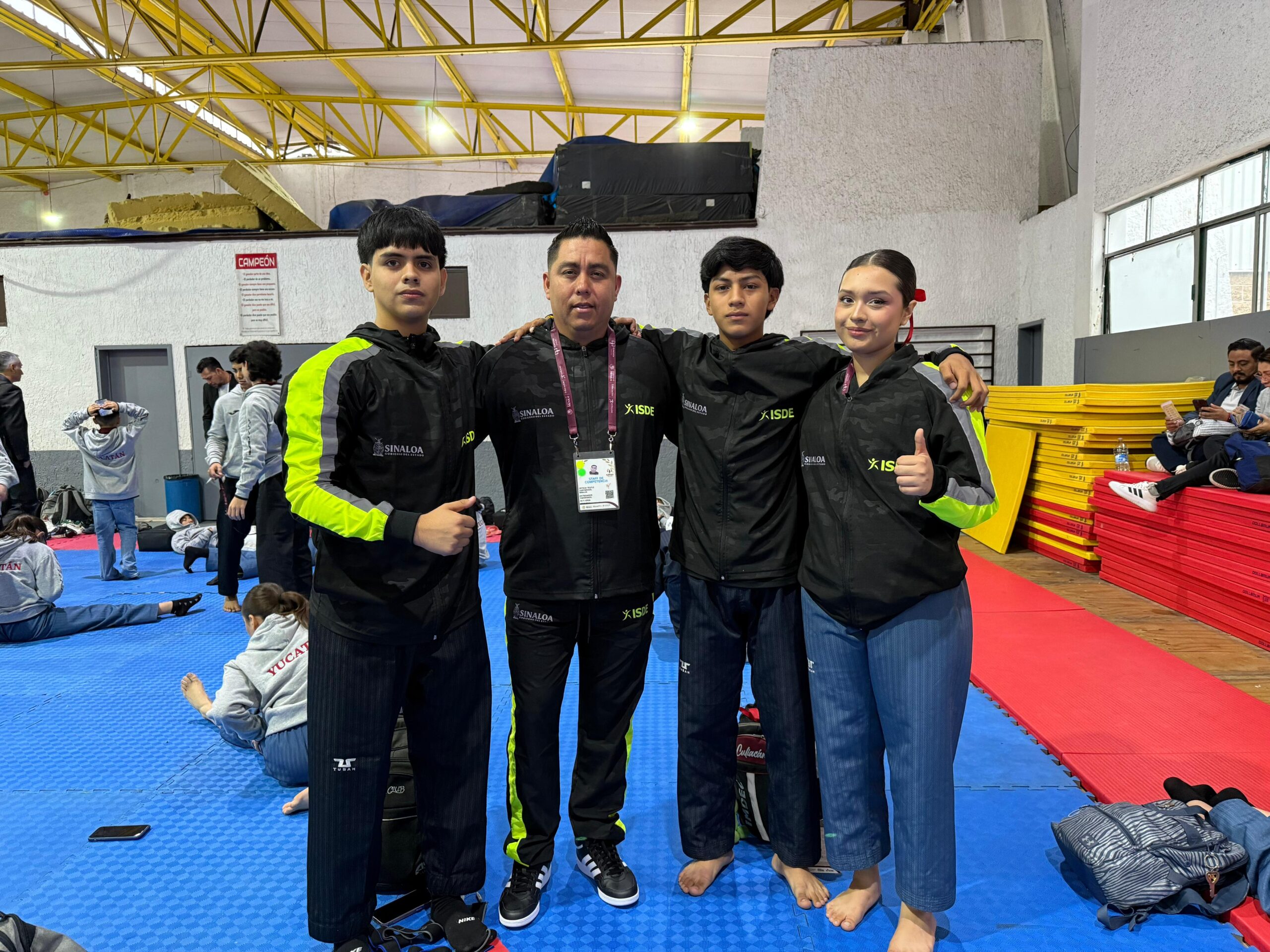 La tercia integrada por el mazatleco, Nery Alexander Frías Mozo, Dereck Gustavo Quijada Vázquez, de El Dorado, y Édgar Alejandro Escobar Rocha, de Elota, obtiene la medalla de oro 