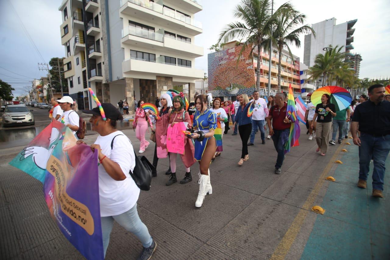 ¡Por la diversidad y la inclusión! Estrella Palacios da banderazo de salida a la Marcha Maz Orgullo 2025 
Mazatlán celebra el orgullo de la comunidad LGBTTTIQA+, con un alegre y colorido desfile por la avenida Del Mar
