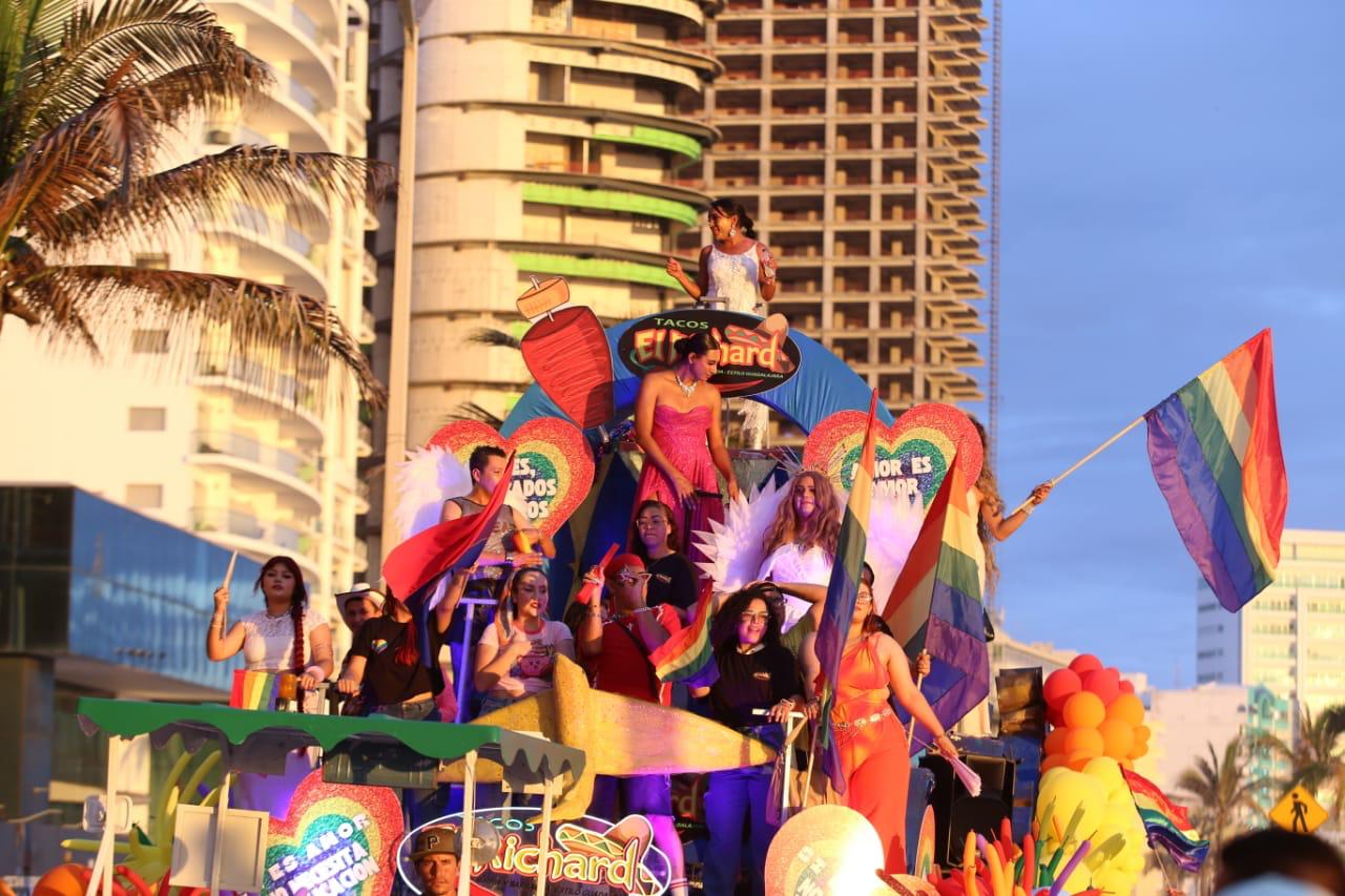 ¡Por la diversidad y la inclusión! Estrella Palacios da banderazo de salida a la Marcha Maz Orgullo 2025 
Mazatlán celebra el orgullo de la comunidad LGBTTTIQA+, con un alegre y colorido desfile por la avenida Del Mar
