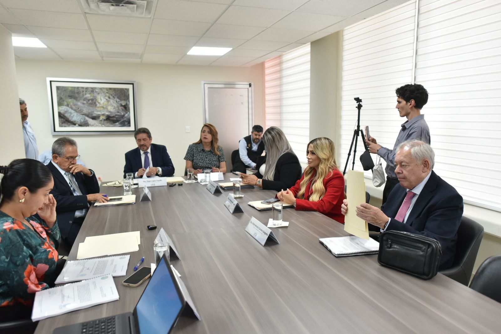 Excelente cierre de temporada naviera.
Congreso de Sinaloa altura de miras y debate.
Se calientan las planchas…Dice encuestadora que Morena anda full. ¿Neta?.
La Fiscal pioj… pobre. ¡Armemos una cooperacha!!!