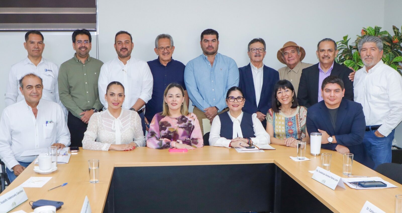 El director general de CONFÍE, Dr. Carlos Karam Quiñones, encabeza la presentación ante el Poder Legislativo estatal realizada por el Consejo Científico Ciudadano del Agua