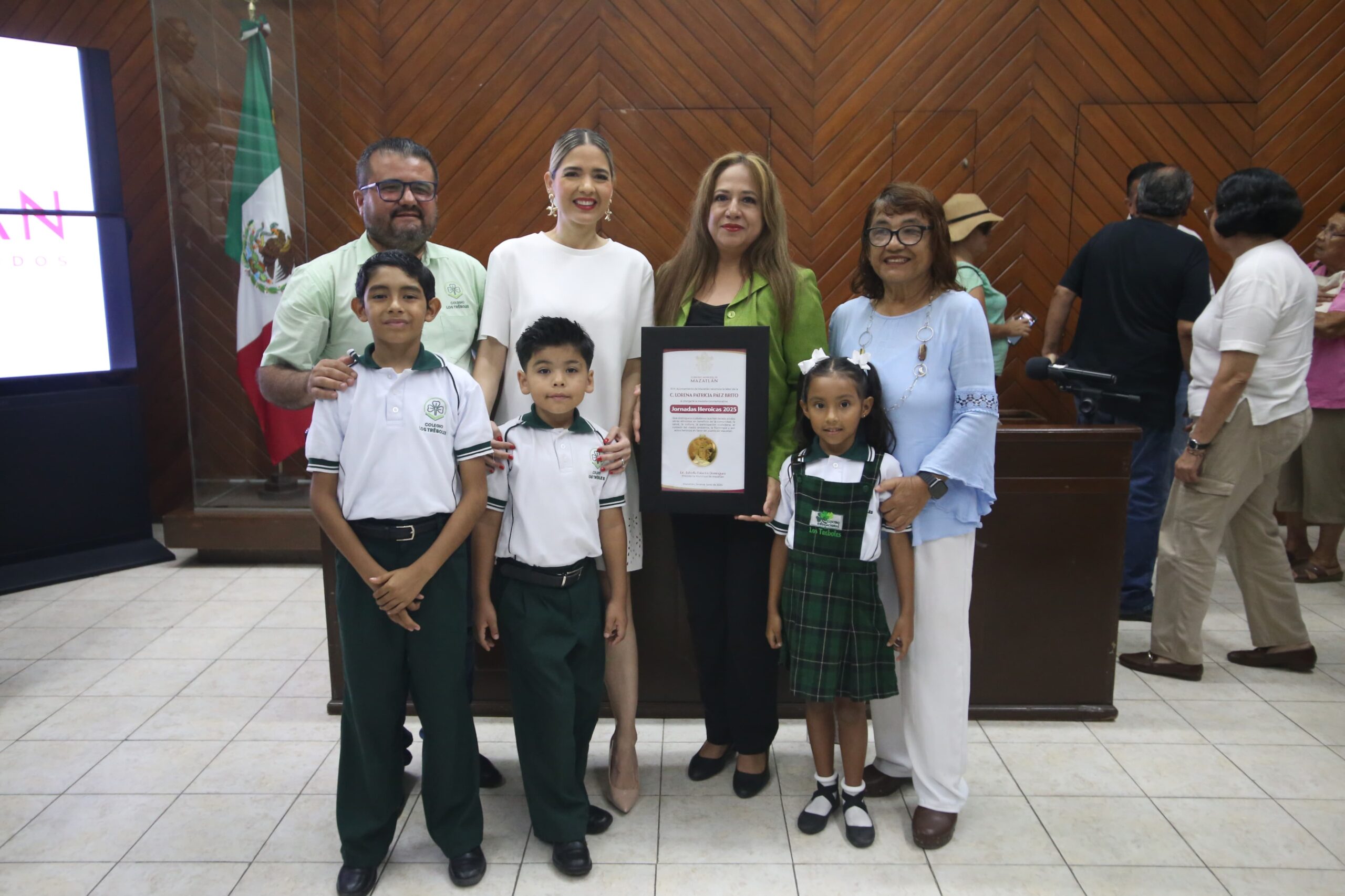 Merecidísimo reconocimiento a la activista Lorena Patricia Páez Brito.
Aprueba Congreso del Estado “Igual trabajo, igual salario”.
Imelda Castro se abre de capa y anuncia regreso al territorio.
No pueden con el Penal de Aguaruto, o qué?.