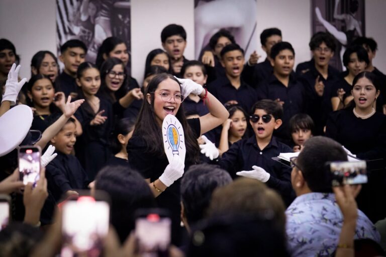 Una auténtica joya musical se vivió anoche en el Museo de la Música, donde el Coro Infantil del Instituto de Cultura de Mazatlán ofreció un recital de fin de curso que fue un verdadero festín para los sentidos. Bajo la apasionada dirección de la maestra Mariela Angulo y el impecable acompañamiento al piano del maestro Raziel Pineda, más de 70 jóvenes artistas, con edades comprendidas entre los cinco y los catorce años, regalaron una velada inolvidable, demostrando la evolución y el talento cultivado durante el ciclo escolar 2024-2025.
