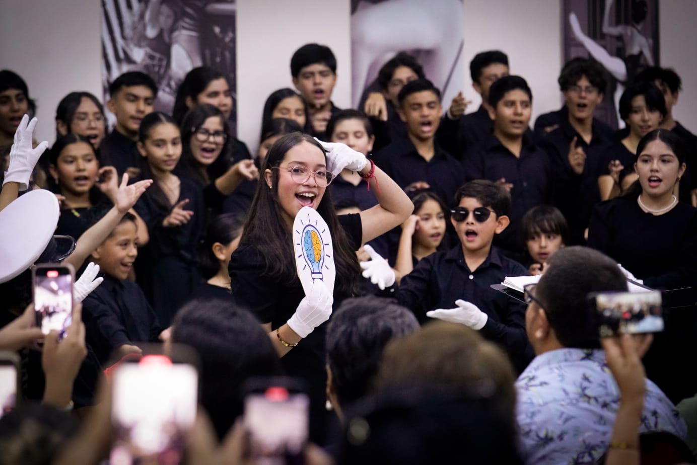 Una auténtica joya musical se vivió anoche en el Museo de la Música, donde el Coro Infantil del Instituto de Cultura de Mazatlán ofreció un recital de fin de curso que fue un verdadero festín para los sentidos. Bajo la apasionada dirección de la maestra Mariela Angulo y el impecable acompañamiento al piano del maestro Raziel Pineda, más de 70 jóvenes artistas, con edades comprendidas entre los cinco y los catorce años, regalaron una velada inolvidable, demostrando la evolución y el talento cultivado durante el ciclo escolar 2024-2025.