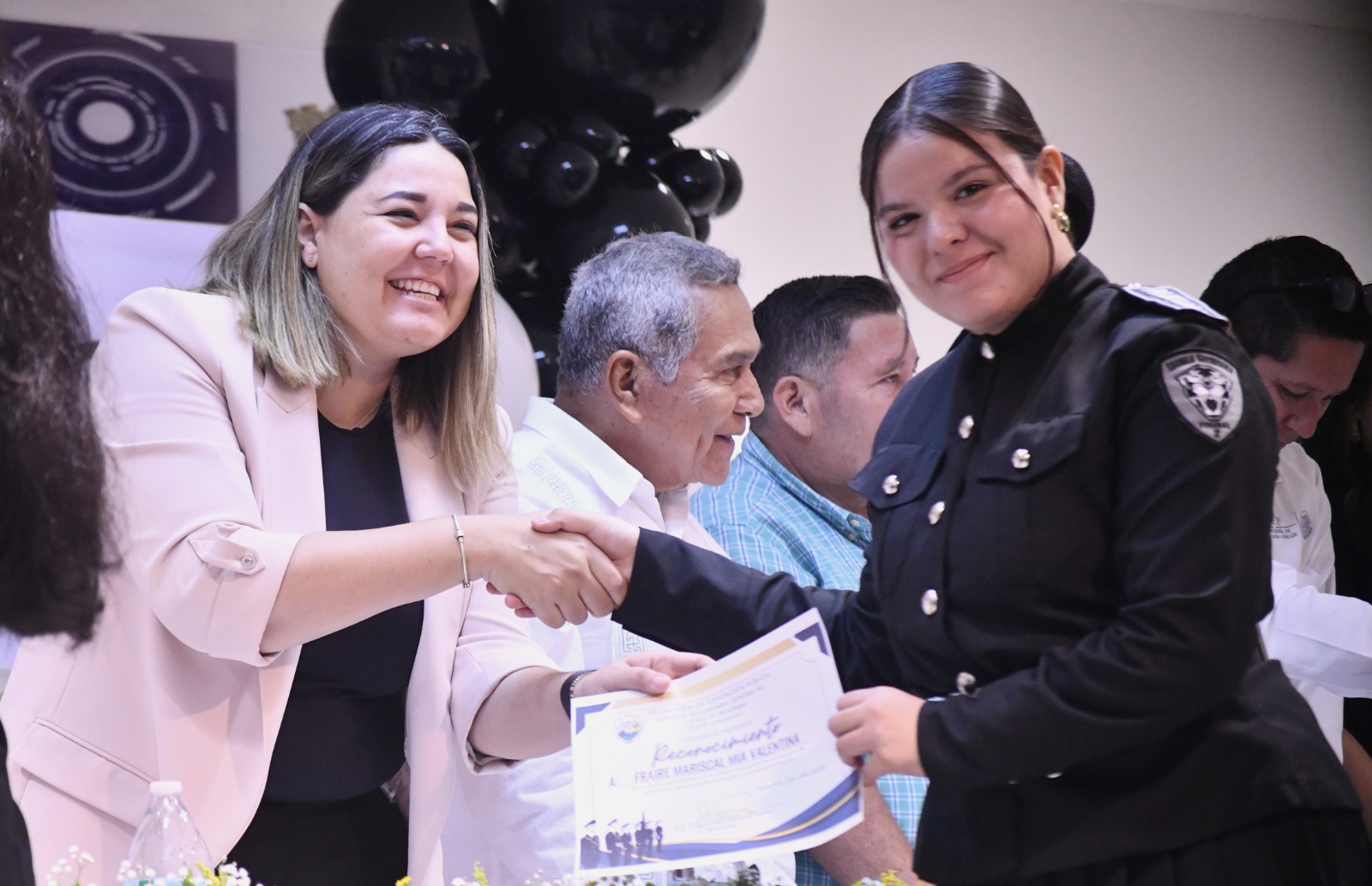 La Directora de Tecnologías e Innovación Pública del Gobierno Municipal, Laura Angélica Rendón Sánchez, externa a los jóvenes graduados que cierran una etapa que les hará cambiar sus rutinas, conocer nuevas personas y enfrentarse a nuevos retos