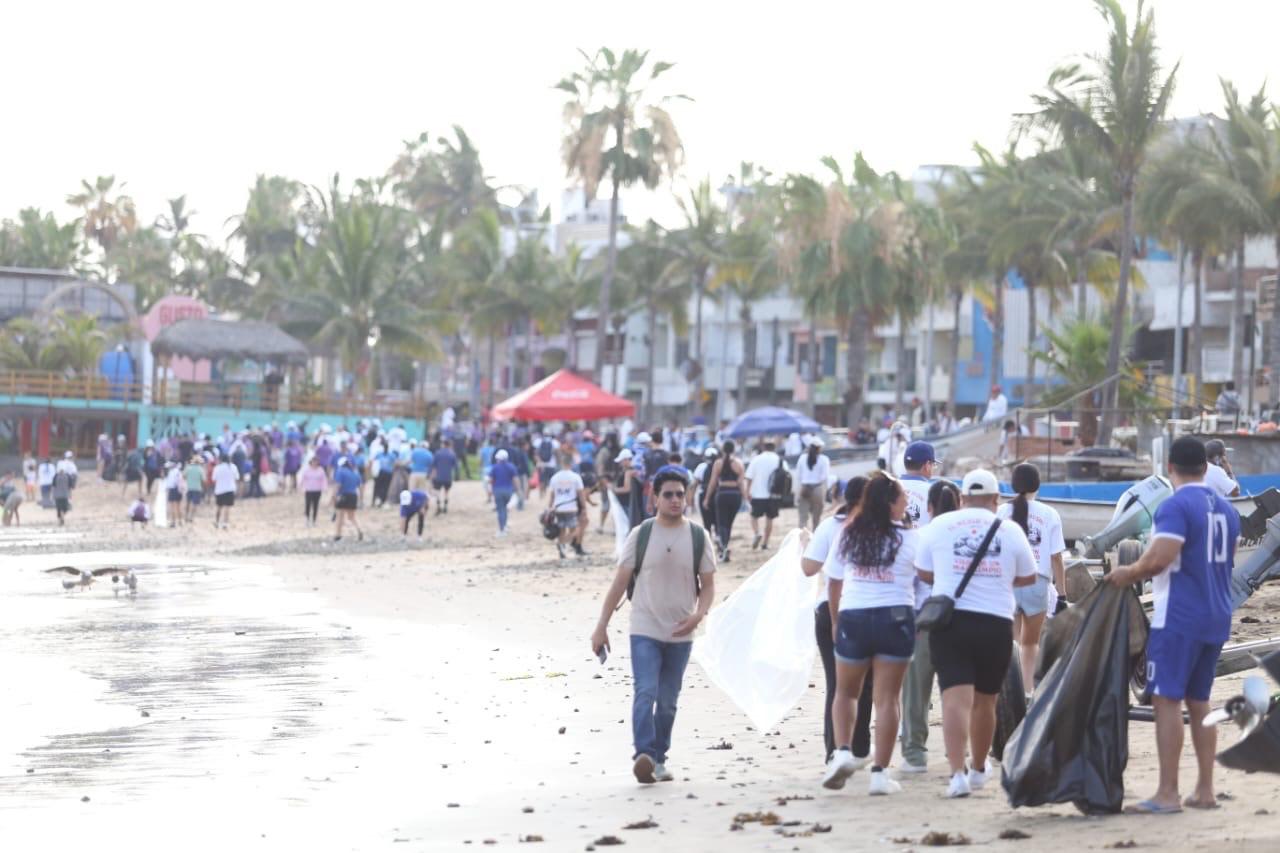 La Presidenta Municipal, Estrella Palacios Domínguez, acompañada por su familia y funcionarios de su administración, destaca que participan 1,200 personas en 25 puntos de playa del puerto, actividad organizada por el Gran Acuario Mazatlán, MUNBA y Maz ConCiencia