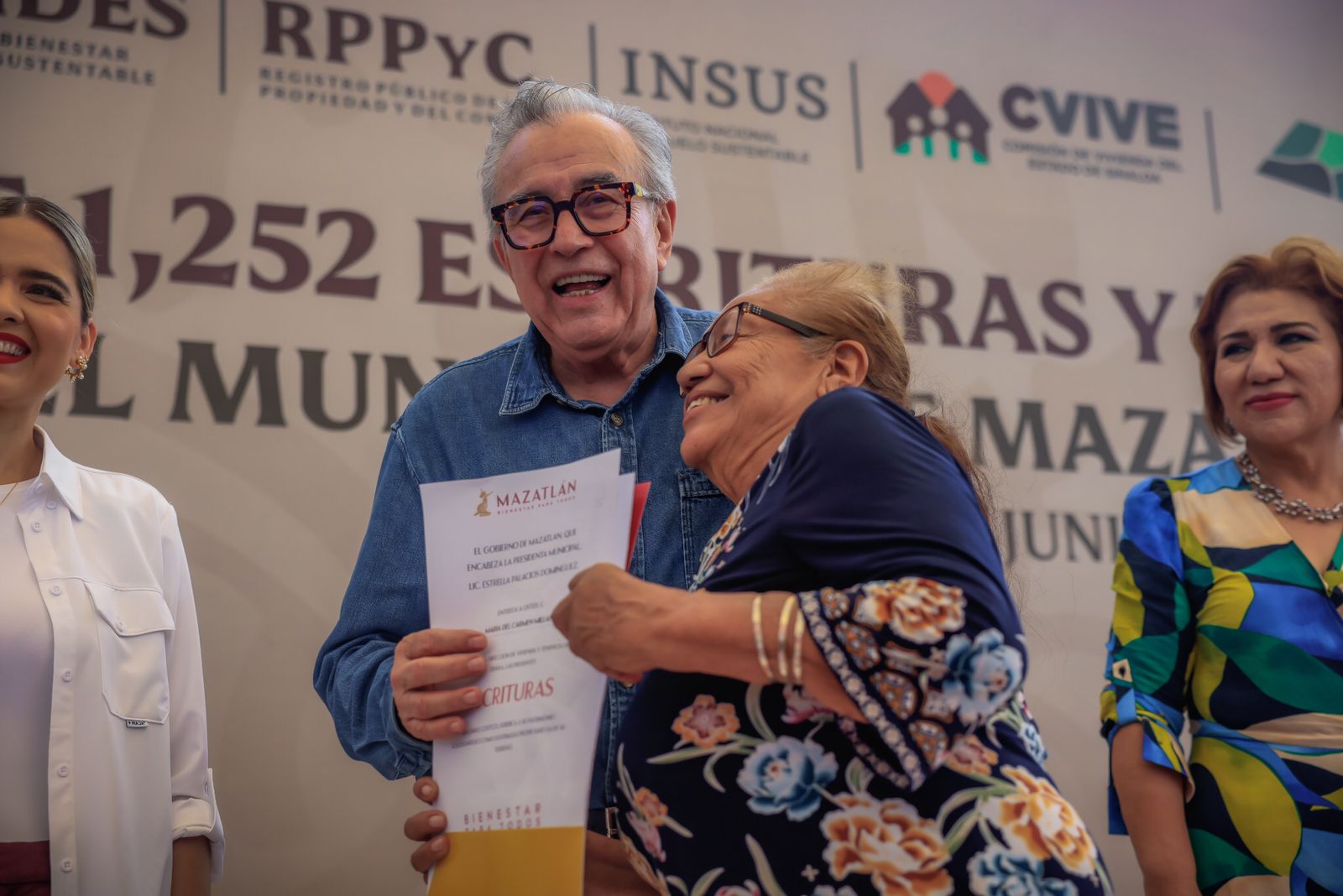Ahora en Mazatlán, el mandatario estatal, junto con todos los integrantes de la Mesa de Certeza Jurídica, entregó 1,252 escrituras y títulos de propiedad para dar certeza jurídica a las familias de 60 colonias populares y núcleos agrarios_