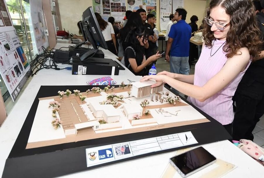 Dando seguimiento al Plan Institucional de la Universidad Autónoma de Sinaloa, la Facultad de Arquitectura y Diseño (FADI), de la Unidad Regional Sur, llevó a cabo una Mega Entrega de trabajos finales.