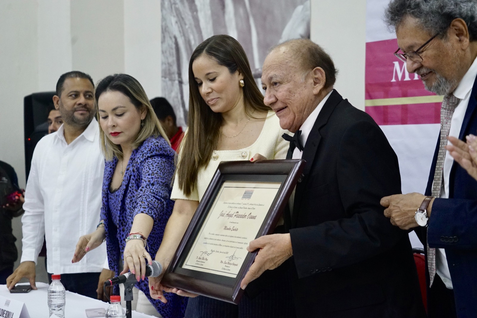En una emotiva ceremonia realizada este jueves en el Museo de la Música del Centro Municipal de las Artes de Mazatlán, el Maestro José Ángel Pescador Osuna fue distinguido como Miembro Emérito de El Colegio de Sinaloa, en reconocimiento a su invaluable trayectoria educativa, intelectual y de servicio público.