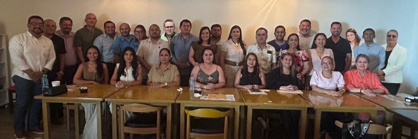 A unas semanas del cierre del presente Ciclo Escolar, el Rector de la Universidad Autónoma de Sinaloa (UAS), Dr. Jesús Madueña Molina, encabezó la primer reunión de trabajo de este inicio de periodo rectoral 2025-2029 con Directores de Unidades académicas de la región Sur; para tratar asuntos académicos y administrativos, de las diferentes Escuelas y Facultades de nivel medio superior y superior de la URS.