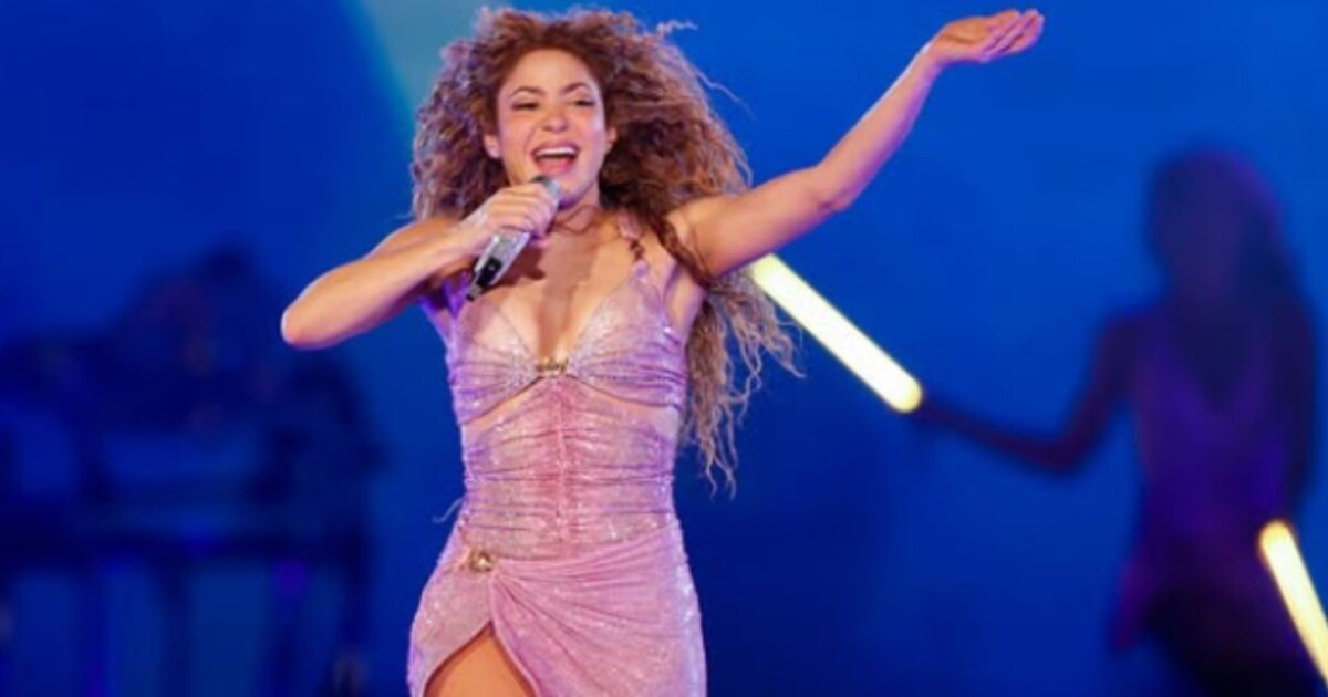Shakira modificó un poco el setlist de sus shows. No lo cambió mucho, pero si agregó una canción que se convirtió en su preferida: “Underneath Your Clothes”.