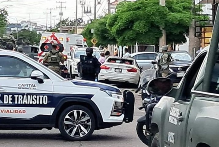 Dos personas, entre ellas un menor de edad, perecieron tras un ataque en las calles José Vasconcelos y Nakayama, en la ciudad de Culiacán, Sinaloa; mientras viajaban a bordo de un vehículo BMW.