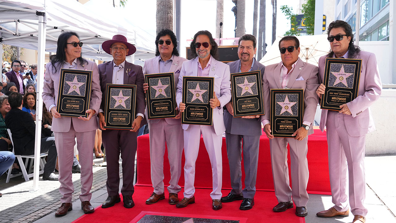 Los Bukis develaron su estrella en el Paseo de la Fama de Hollywood y la dedicaron a la comunidad migrante en EE.UU.