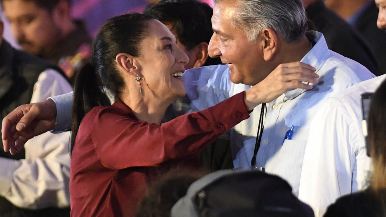 ¡No estás sólo!. Se les acabó el discurso de escupir al pasado.
Así como cuestionaban el que Calderón no supiera de las pillerías de García Luna , porque no cuestionan por qué Adán Augusto no supiera las pillerías de Hernán Bermúdez?.
Qué espera Sheinbaum para deshacerse de estas lacras?.
Buenas lluvias en Sinaloa…¡que lleguen más!.
Habrá mayor presencia militar en Sinaloa.