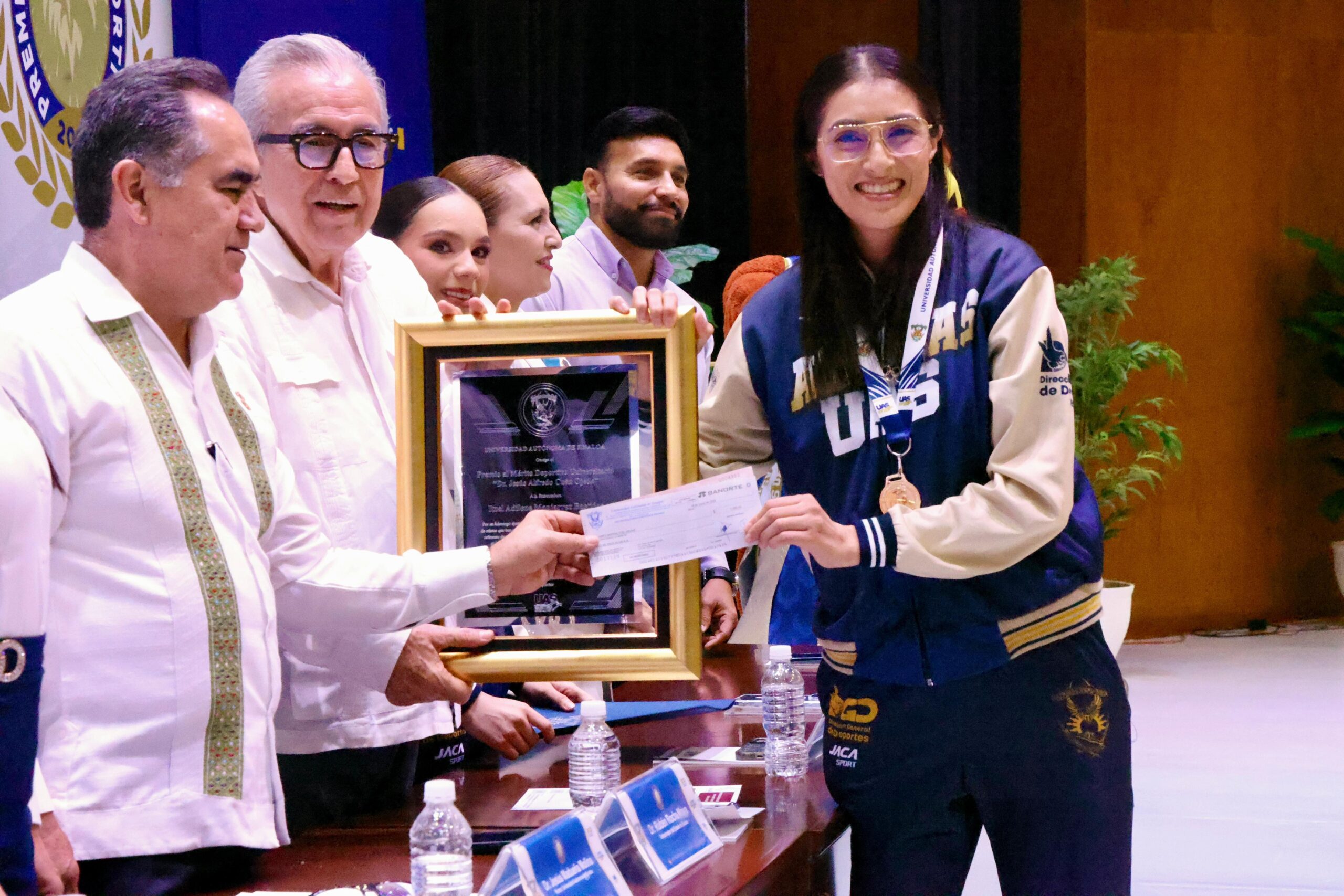 El mandatario estatal acompañó al rector de la UAS, Jesús Madueña Molina, en la entrega de estímulos económicos y reconocimientos a los ganadores de medallas de los pasados Campeonatos Nacionales Universitarios ANUIES 2025