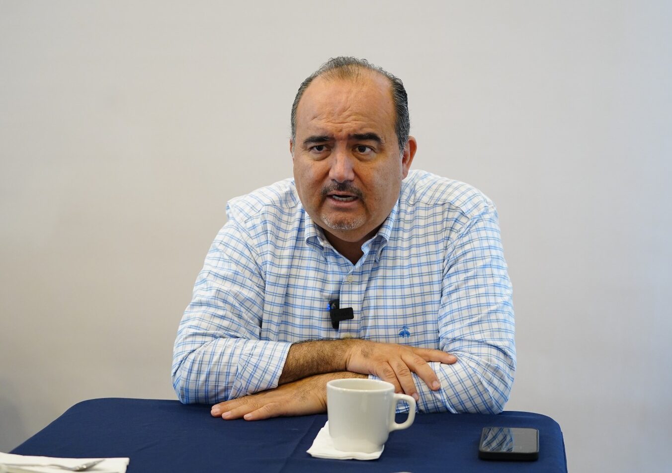 Esta temporada de lluvias se prevé sea muy fuerte por lo que debemos estar atentos todos los ciudadanos de Mazatlán y seguir impulsando obras que mitiguen el riesgo de las inundaciones expresó el empresario Guillermo Romero Rodríguez.