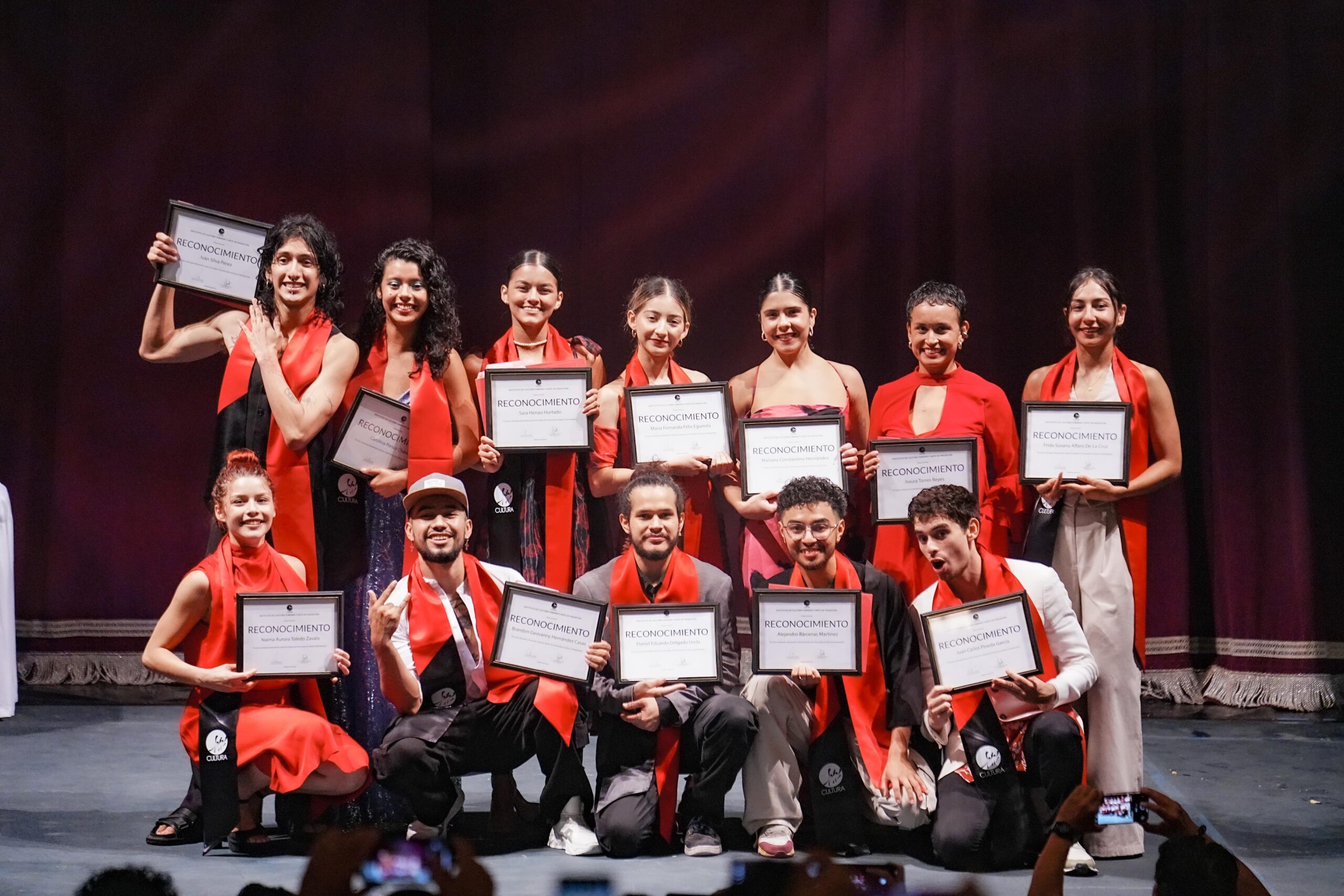 El Instituto Municipal de Cultura, Turismo y Arte de Mazatlán llevó a cabo la emotiva ceremonia de graduación de la Generación XXIII de la Escuela Profesional de Danza de Mazatlán (EPDM), integrada por doce talentosos jóvenes que culminaron sus estudios en la Licenciatura en Danza Contemporánea.