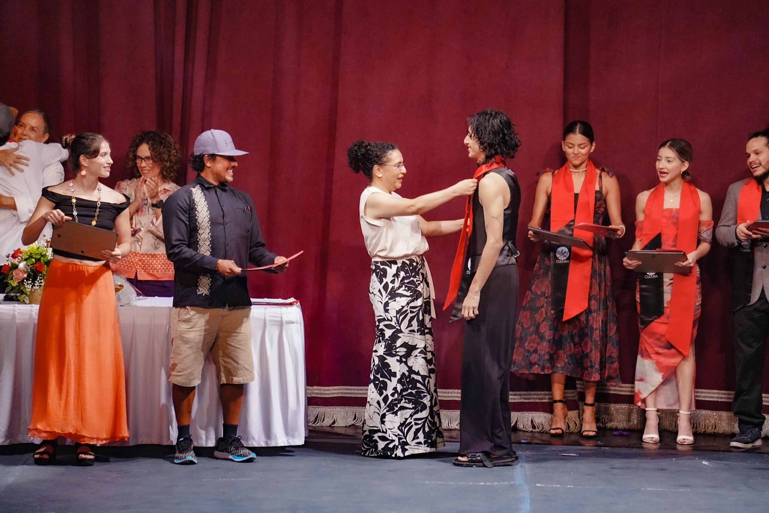 El Instituto Municipal de Cultura, Turismo y Arte de Mazatlán llevó a cabo la emotiva ceremonia de graduación de la Generación XXIII de la Escuela Profesional de Danza de Mazatlán (EPDM), integrada por doce talentosos jóvenes que culminaron sus estudios en la Licenciatura en Danza Contemporánea.