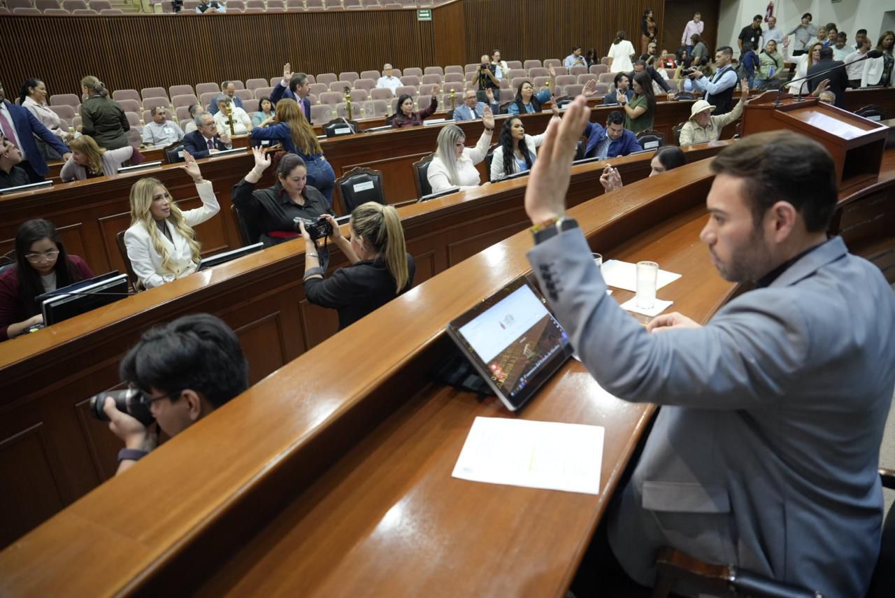 Congreso da lectura a tres iniciativas; dos proponen incluir nombres en Muro de Honor
