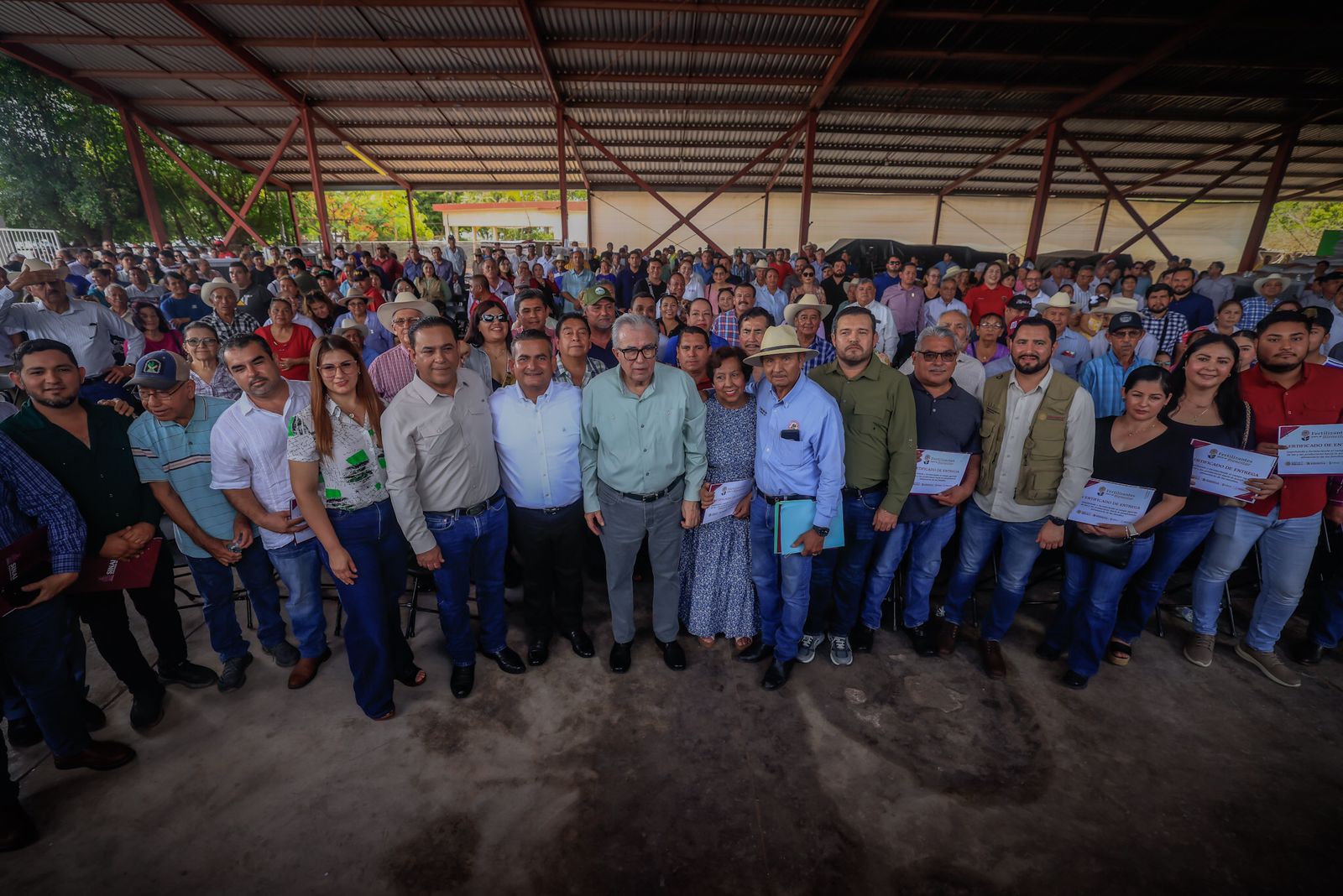 El programa contempla la entrega de más de 105 mil toneladas de fertilizante en Sinaloa, beneficiando a 55 mil 632 productores de riego y temporal en el estado.
