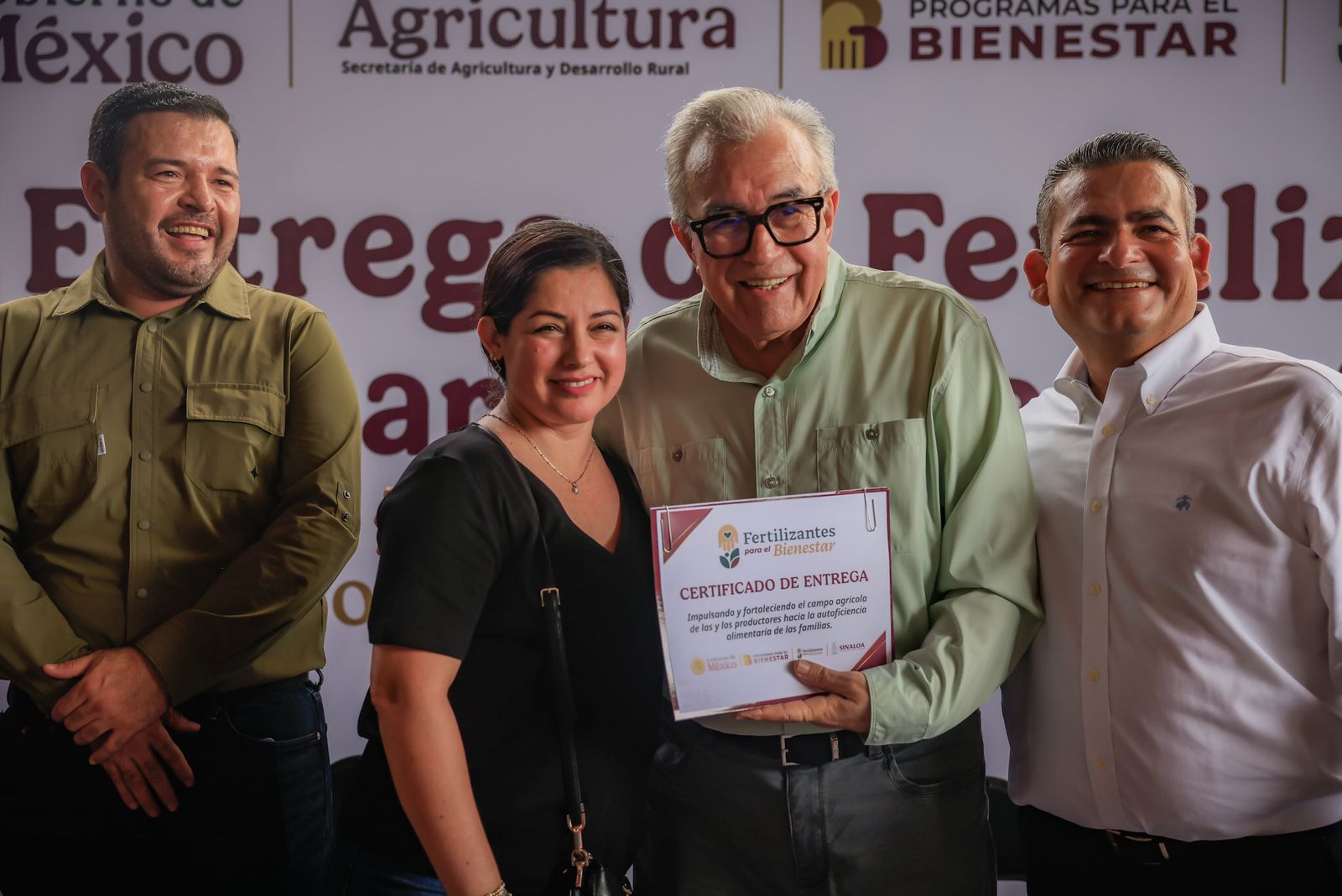 El programa contempla la entrega de más de 105 mil toneladas de fertilizante en Sinaloa, beneficiando a 55 mil 632 productores de riego y temporal en el estado.