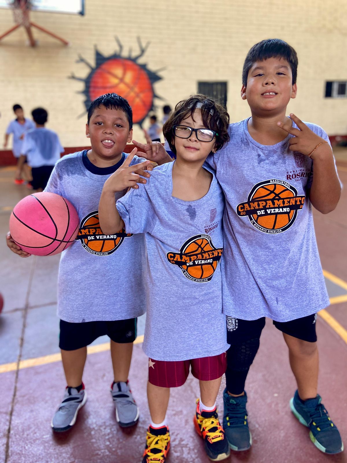 Este emocionante programa deportivo se estará llevando a cabo de manera gratuita, hasta el viernes 18 de julio en el emblemático Polideportivo Horacio Llamas Grey, en el primer día de actividades asistieron 45 niños, niñas y jóvenes.
