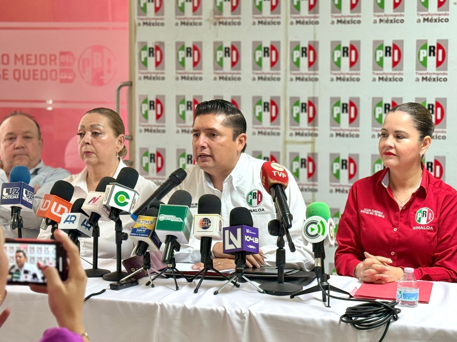 El presidente estatal del PRI, César Emiliano Gerardo, cuestionó la reciente visita de la presidenta emanada de MORENA, Claudia Sheinbaum a Sinaloa, durante la conferencia de prensa “PRImero Infórmate”, realizada en Los Mochis.
