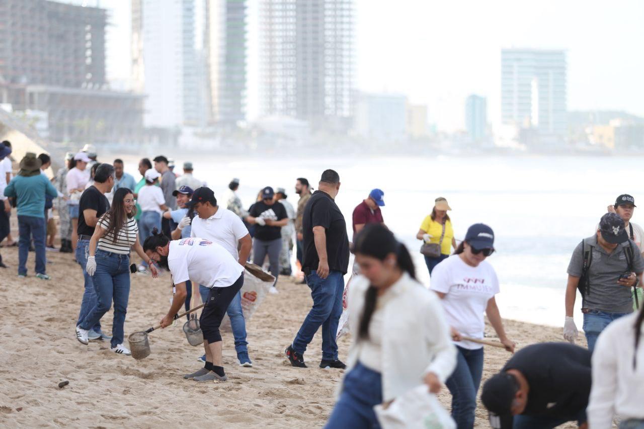 La Presidenta Municipal encabeza la jornada de limpieza masiva en diversos puntos de la ciudad, acompañada por un equipo de más de 700 personas, entre funcionarios del Ayuntamiento y paramunicipales, SEDENA, Guardia Nacional y sociedad civil