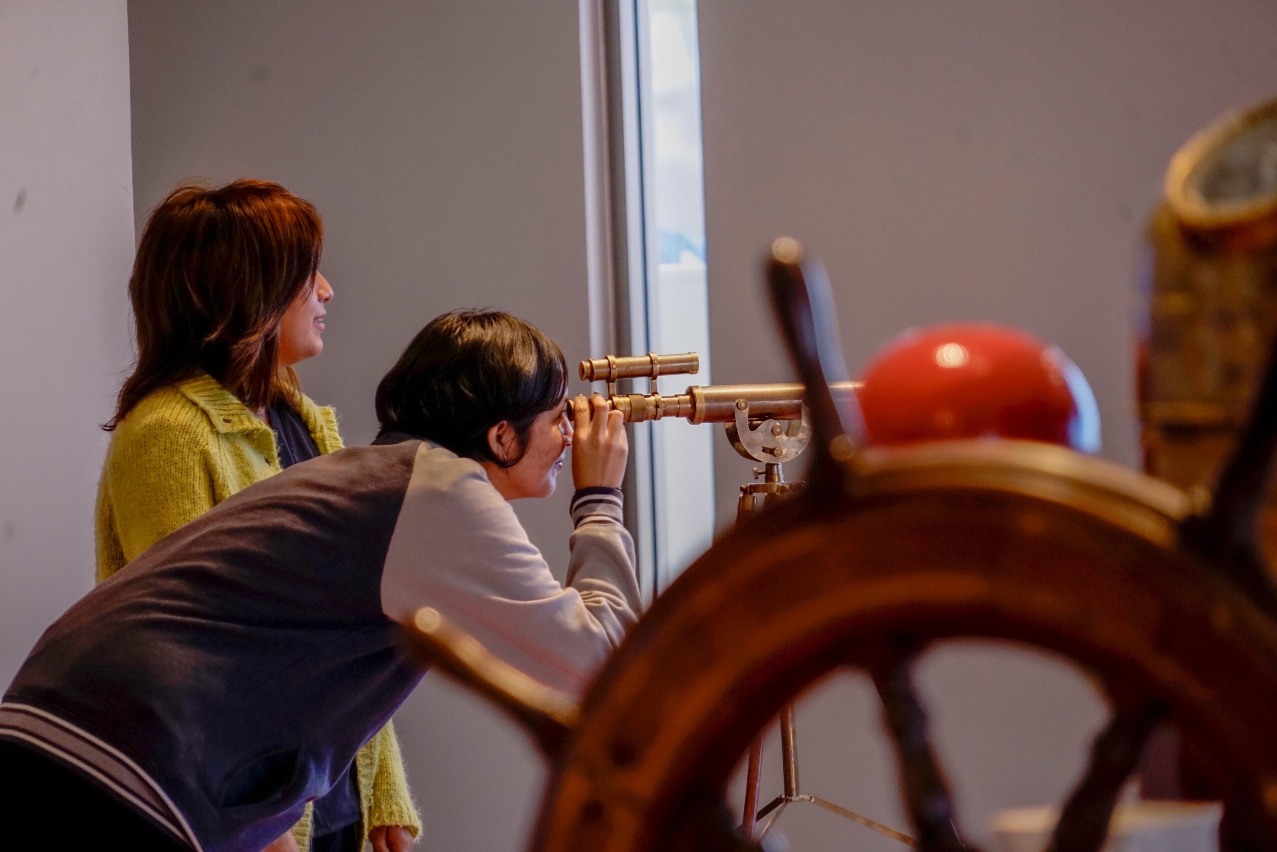 Hay lugares que te cuentan una historia… y hay otros que la transforman. A un costado de Playa Pinitos, donde el mar toca la tierra con fuerza ancestral, se encuentra un recinto que ha empezado a tejer una relación íntima entre los objetos del océano y la memoria de quienes lo visitan. El Museo Casa del Marino, inaugurado el 14 de octubre de 2024, no ha parado de recibir visitantes —más de 26,000 hasta ahora— y muchos de ellos salen con los ojos abiertos, pero el corazón revuelto.