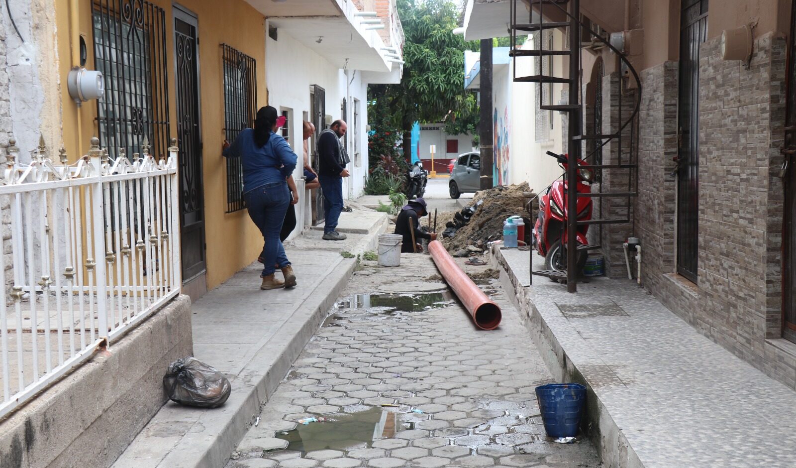 Son aproximadamente 12 metros lineales de tuberías en la Privada Emilio Barragán, para el beneficio de decenas de familias