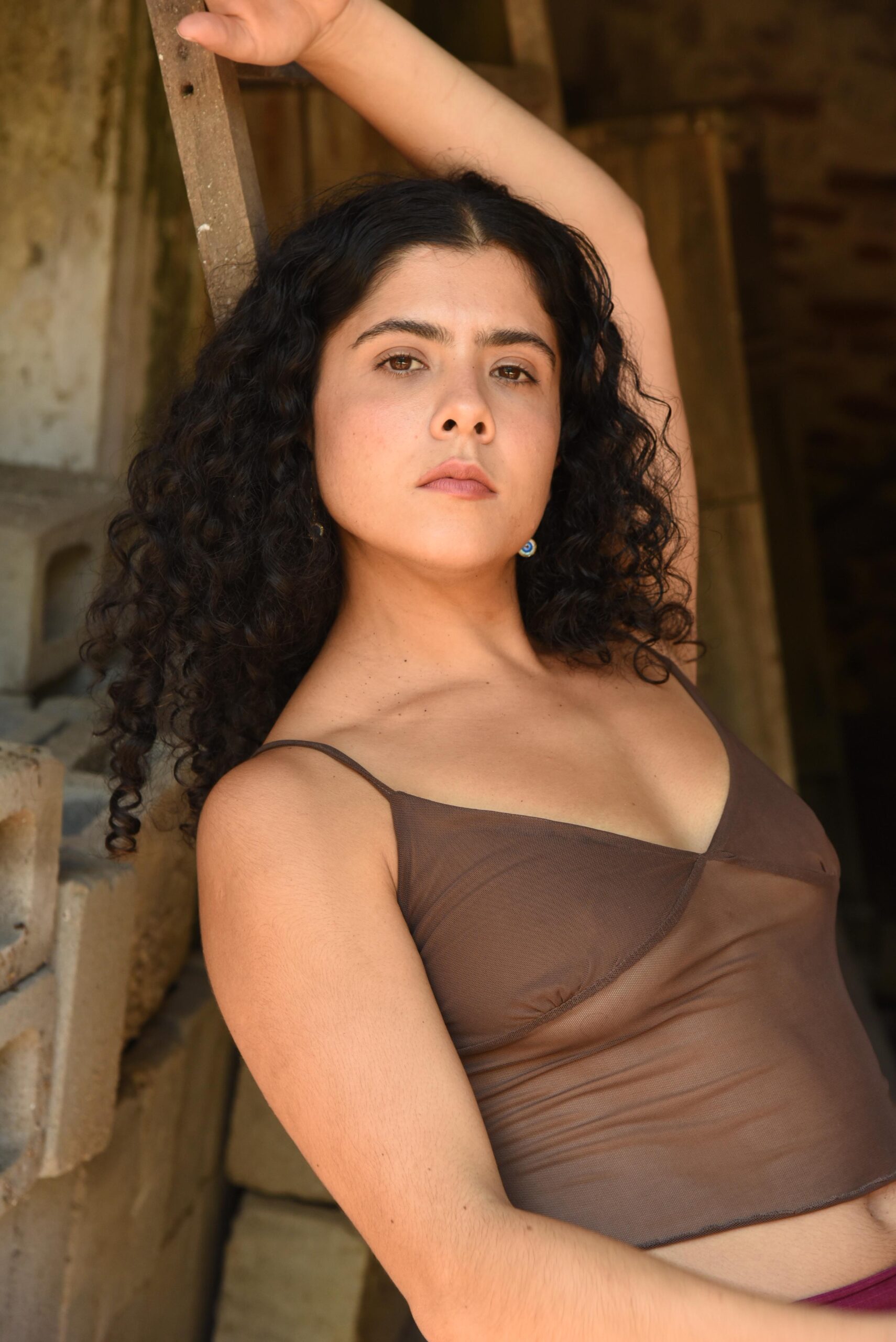 Desde Torreón, Coahuila, Mariana Constantino llegó a Mazatlán impulsada por un deseo claro, profundizar su entrenamiento en danza contemporánea, abrir su cuerpo a nuevos lenguajes de movimiento y encontrar, en ese proceso, una voz auténtica dentro del arte