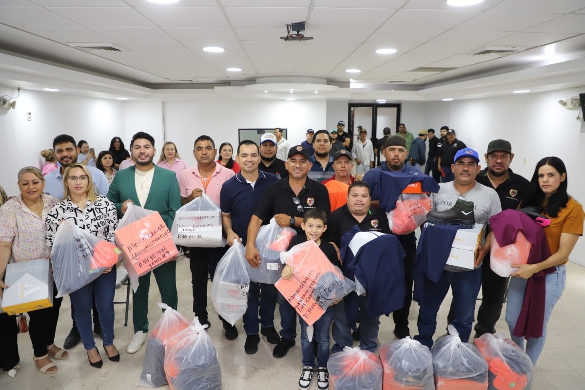Rosario festejará el 370 Aniversario de su Fundación
En Escuinapa sanean basurón y mejoran caminos en Tecualilla además de reparar escuelas.
Elota anuncia jornada de fumigación contra el dengue, y trabajadores reciben uniformes.
