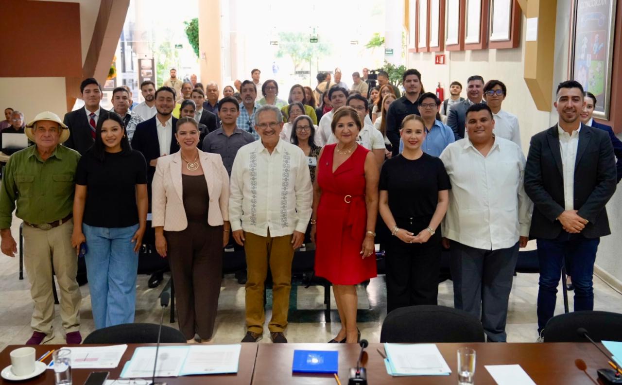 El Congreso del Estado de Sinaloa mantiene su compromiso con la juventud sinaloense, donde hay gran potencial para el desarrollo, aseguró la diputada María Teresa Guerra Ochoa, quien anunció que por primera ocasión habrá este año un estímulo económico, tanto para quien gane la fase estatal del Concurso Nacional de Oratoria Juan Escutia, así como el segundo y tercer lugar.