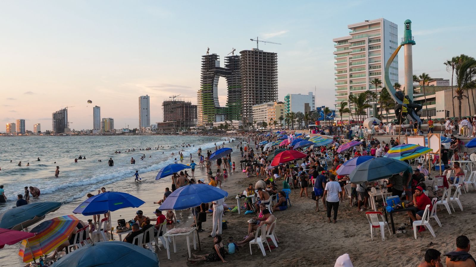 La secretaria de Turismo estatal, Mireya Sosa Osuna, señaló que la derrama económica estimada para esta temporada vacacional es de más de 6,800 millones de pesos con 1 millón 400 mil visitantes.