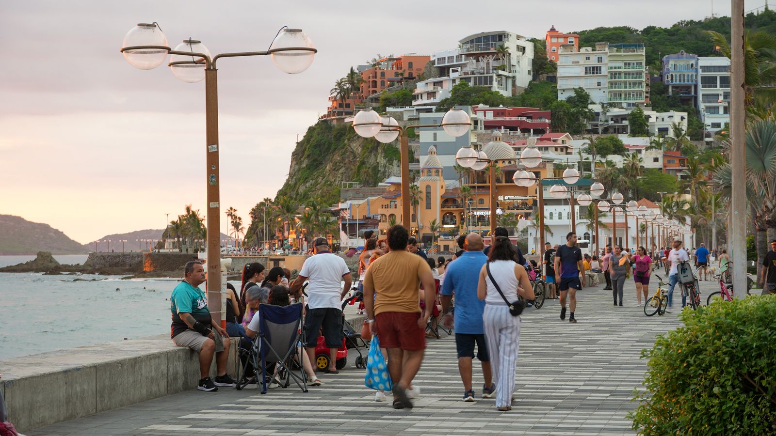 La secretaria de Turismo estatal, Mireya Sosa Osuna, señaló que la derrama económica estimada para esta temporada vacacional es de más de 6,800 millones de pesos con 1 millón 400 mil visitantes.