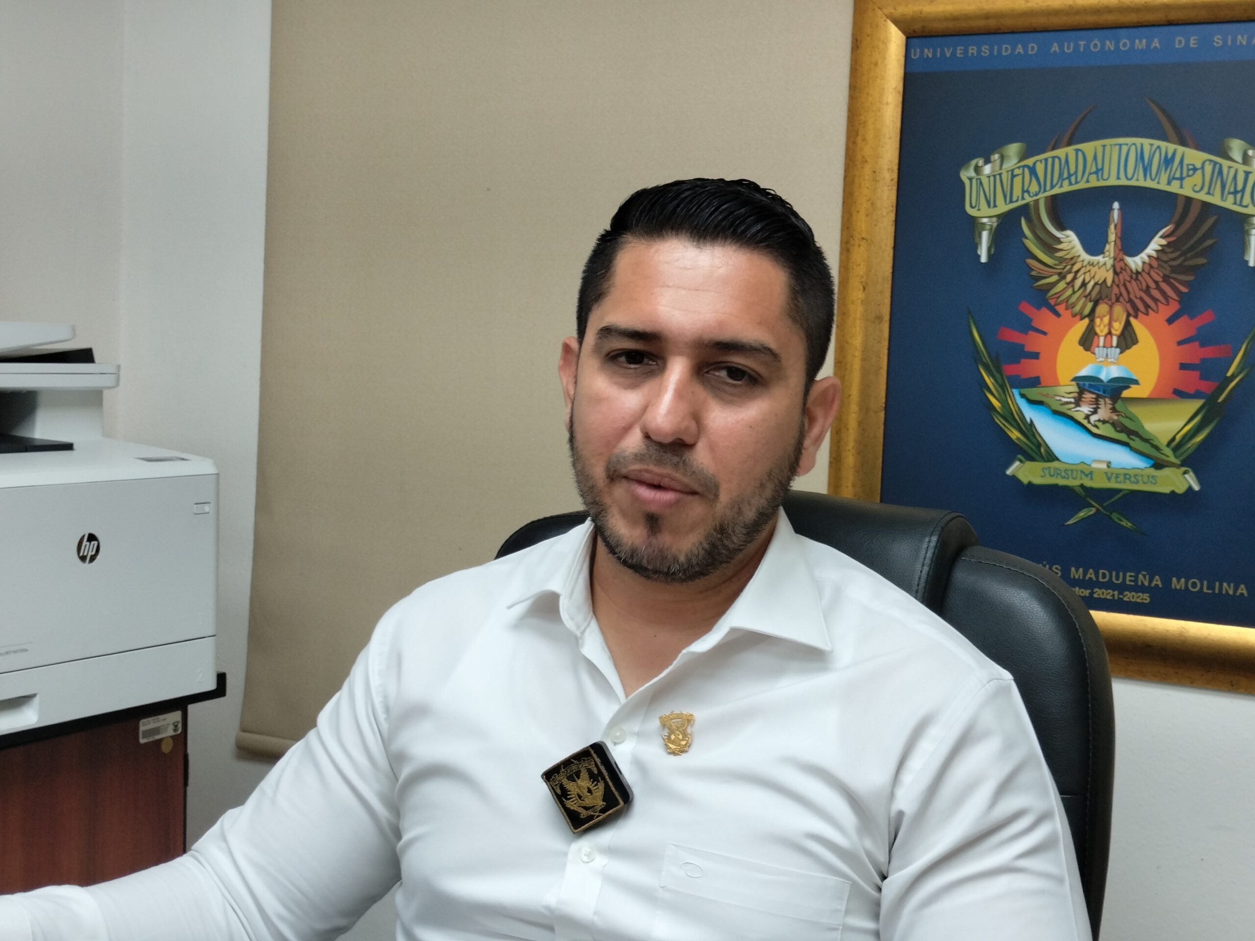 Agradece a estudiantes y padres de familia por su confianza en la institución.