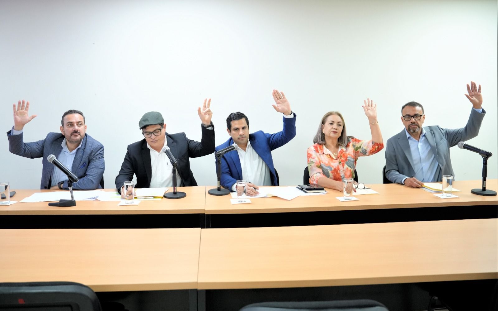 En una reunión de trabajo desarrollada este martes, la Comisión de Comunicaciones y Obras Públicas del Congreso del Estado, la diputada y los diputados integrantes recibieron un documento que contiene el informe de actividades correspondiente al Segundo Periodo Ordinario de Sesiones de este Primer Año de Ejercicio Constitucional.