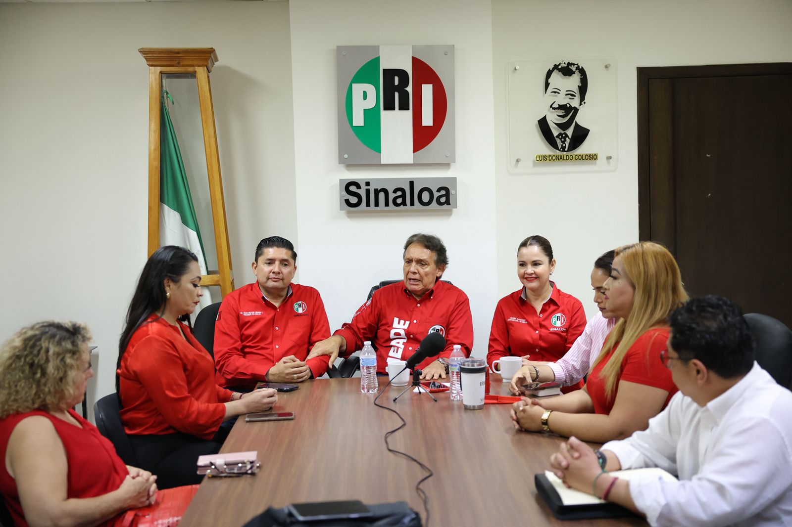 En un acto encabezado por el secretario de Organización del CEN del PRI, Jorge Meade; el presidente del CDE del PRI en Sinaloa, César Emiliano Gerardo Lugo; la secretaria general, Liliana Cárdenas; el coordinador del Grupo Parlamentario del PRI en el Congreso del Estado, diputado Bernardino Antelo; y la presidenta del ONMPRI Sinaloa, Irma Moreno, se tomó protesta a Érika Sánchez Martínez como nueva coordinadora de regidoras y regidores del PRI en el estado de Sinaloa.