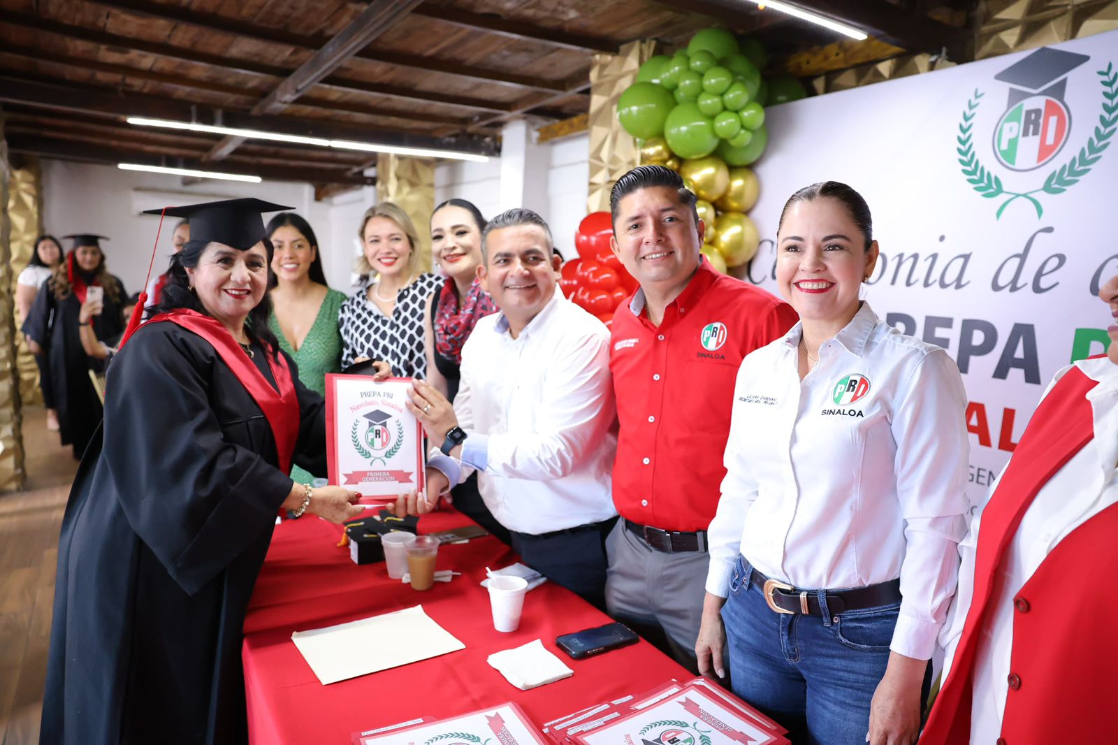Con gran orgullo y emoción, el CDE del PRI Sinaloa celebró la graduación de la primera generación del programa Prepa PRI en el municipio de Navolato, un proyecto educativo que busca brindar oportunidades reales de superación a quienes, por diferentes motivos, no habían podido concluir sus estudios de nivel medio superior.