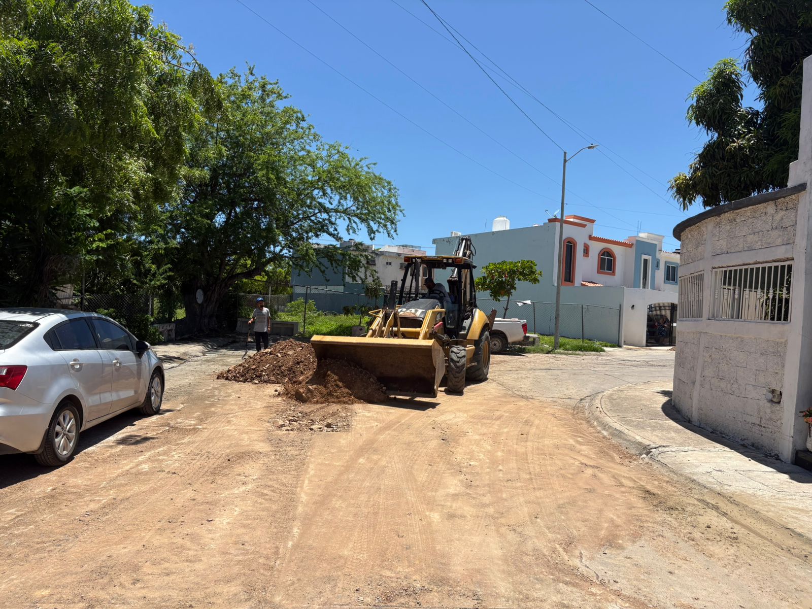 Debido a un colapso detectado en la red sanitaria, el organismo operador inició con los trabajos para la reposición de la tubería dañada en la calle Guasave